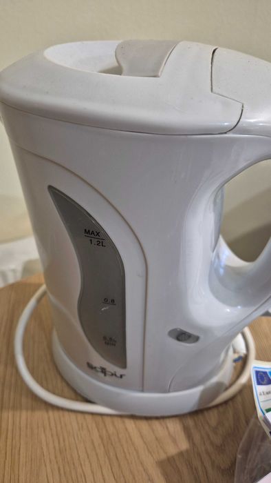 Комплект чинии, тостер и кана за вода