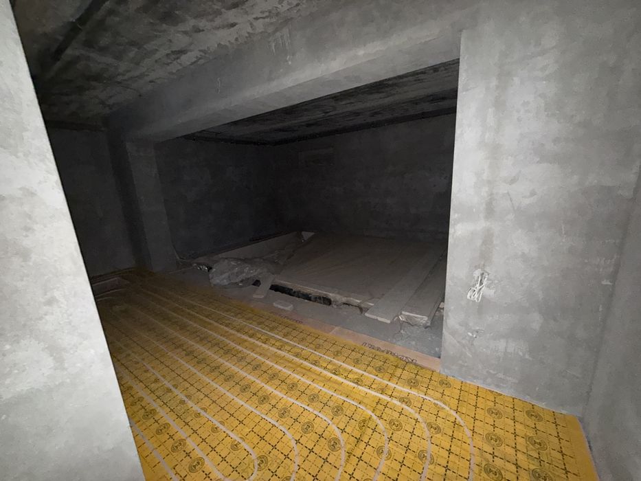 Участок, коробка с сантехникой, электрикой и бассейном