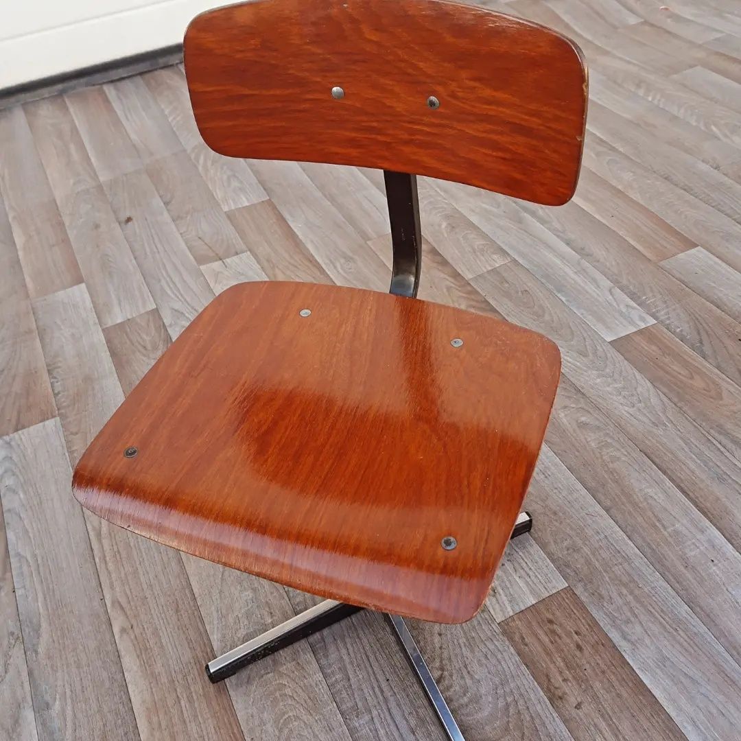Vintage ученически стол в индустриален дизайн. Внос Холандия
Цена 70 л