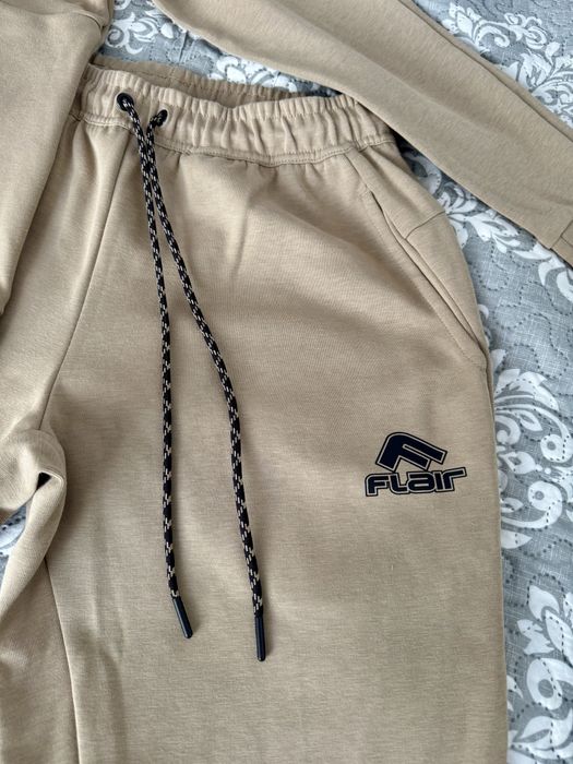 НОВ! Мъжки екип Flair, размер S - бежов