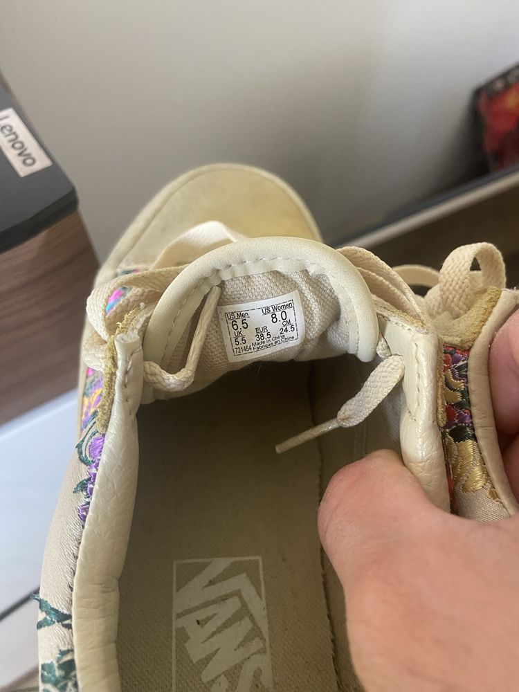 Обувки adidas и Vans