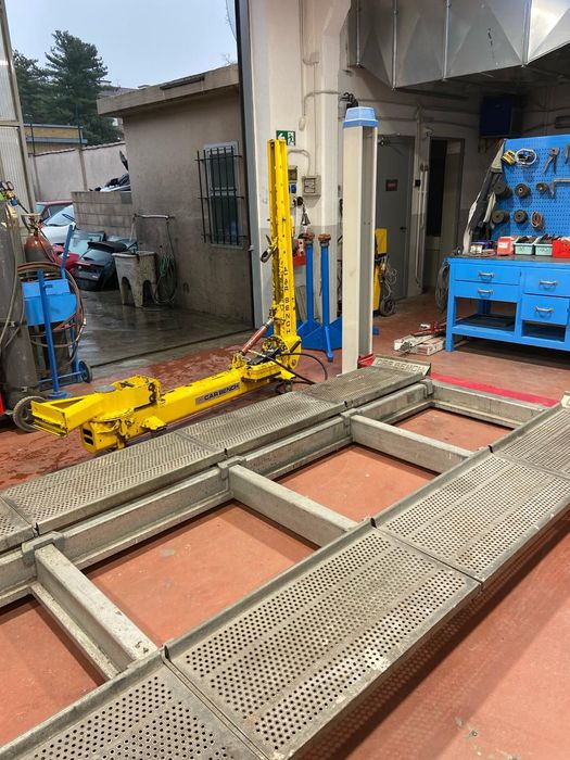 Stand Elevator pt îndreptat caroserii auto și autoutilitare