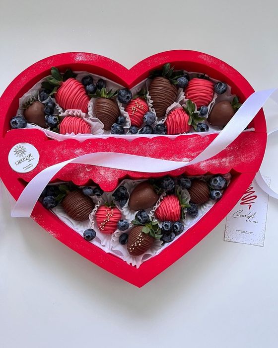 Клубники в шоколаде, макаронсы, моти