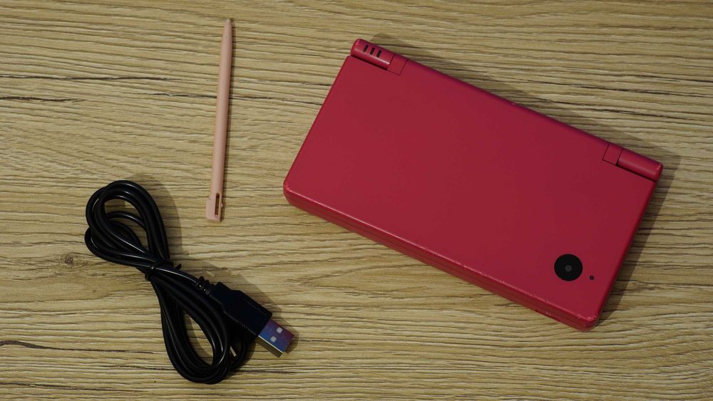 Consola portabila Nintendo DSi roz + accesorii