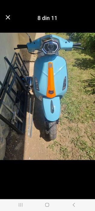 Vând scuter pe benzină