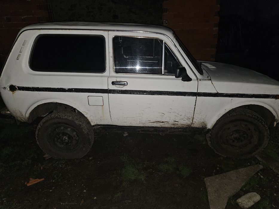 Продавам Лада Нива 1.6