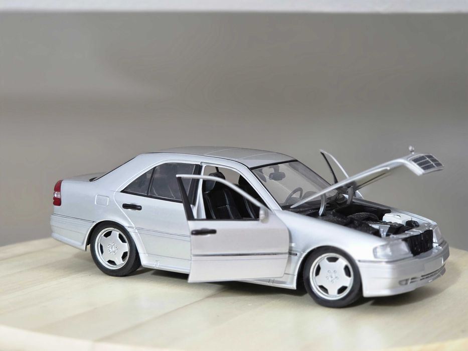 Macheta Auto 1/18 UT Models Mercedes Benz C Class C63 AMG 1977