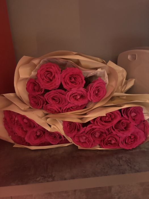 Продам розы срочно 3 букета по 9шт