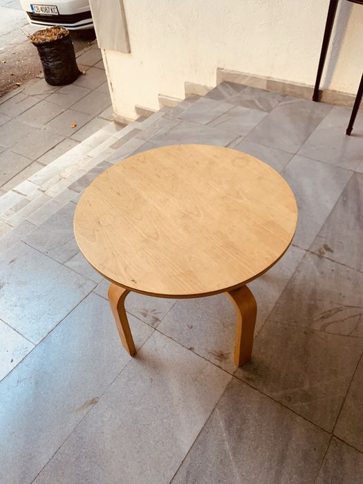 Скандинавска холна/кафе маса – огънати крака, дърво + метал