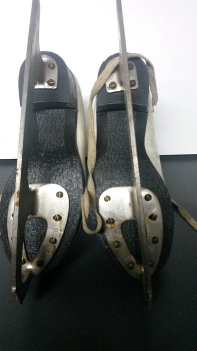 Продава кънки за лед