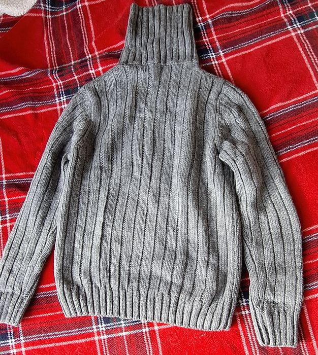 Земен дамски пуловер с яка