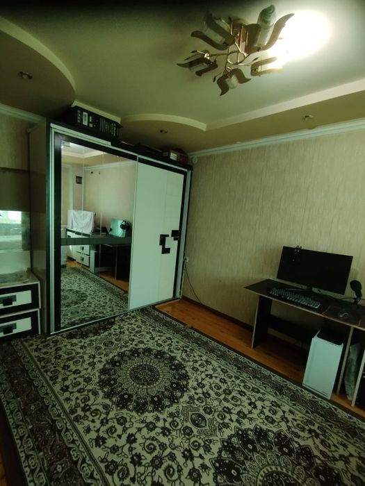 Chorsu bozori yonida Eski chorsu gastinsa roʻparasida