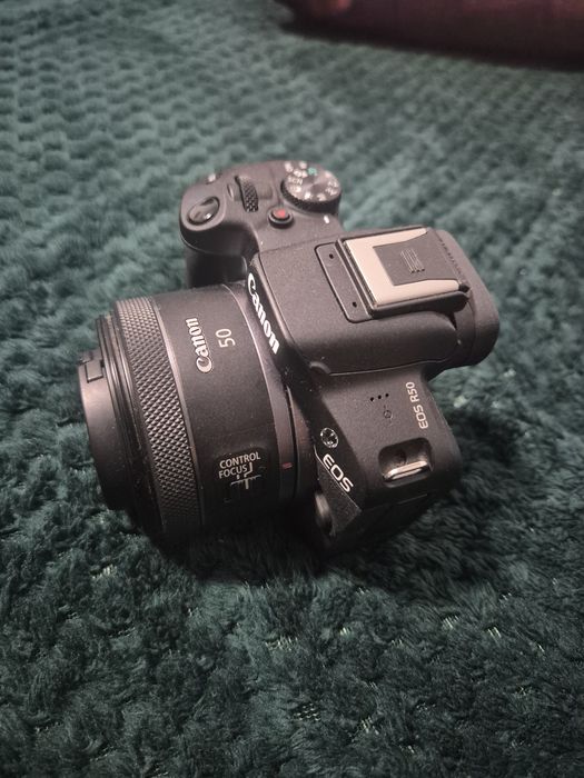 Canon R50 cu obiectiv rf 50mm f1.8