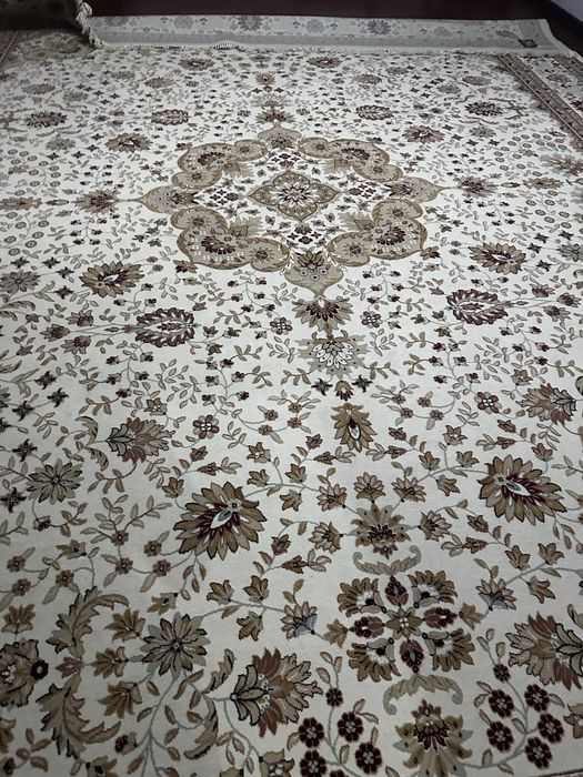 Продам ковер шелковый в бежевом оттенке