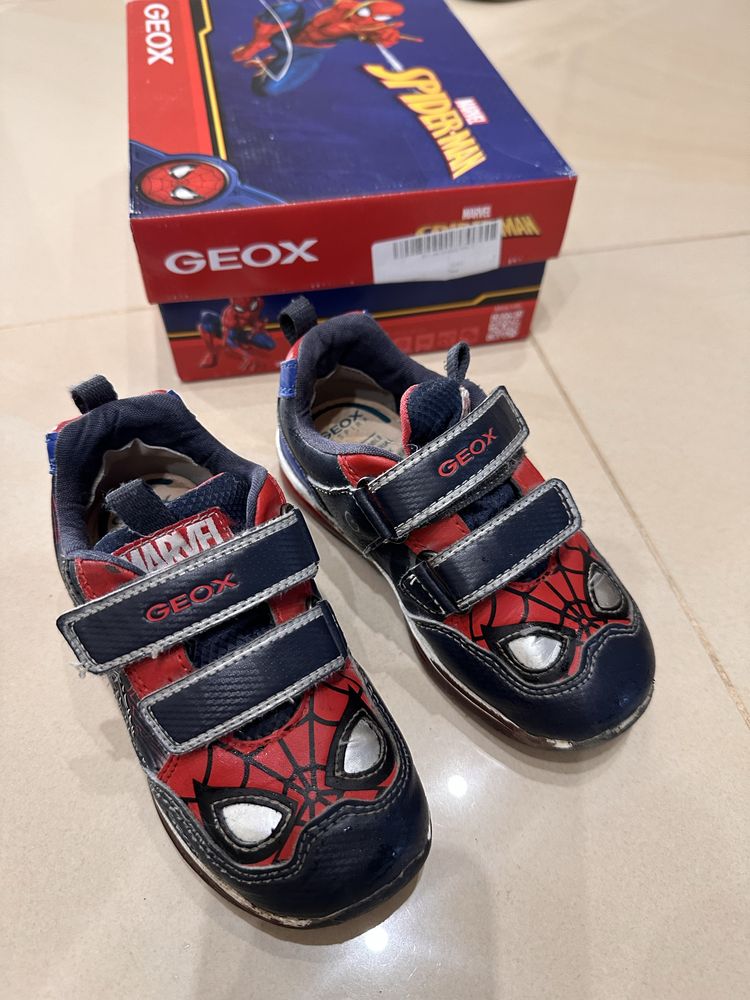 Детски светещи обувки Geox N25