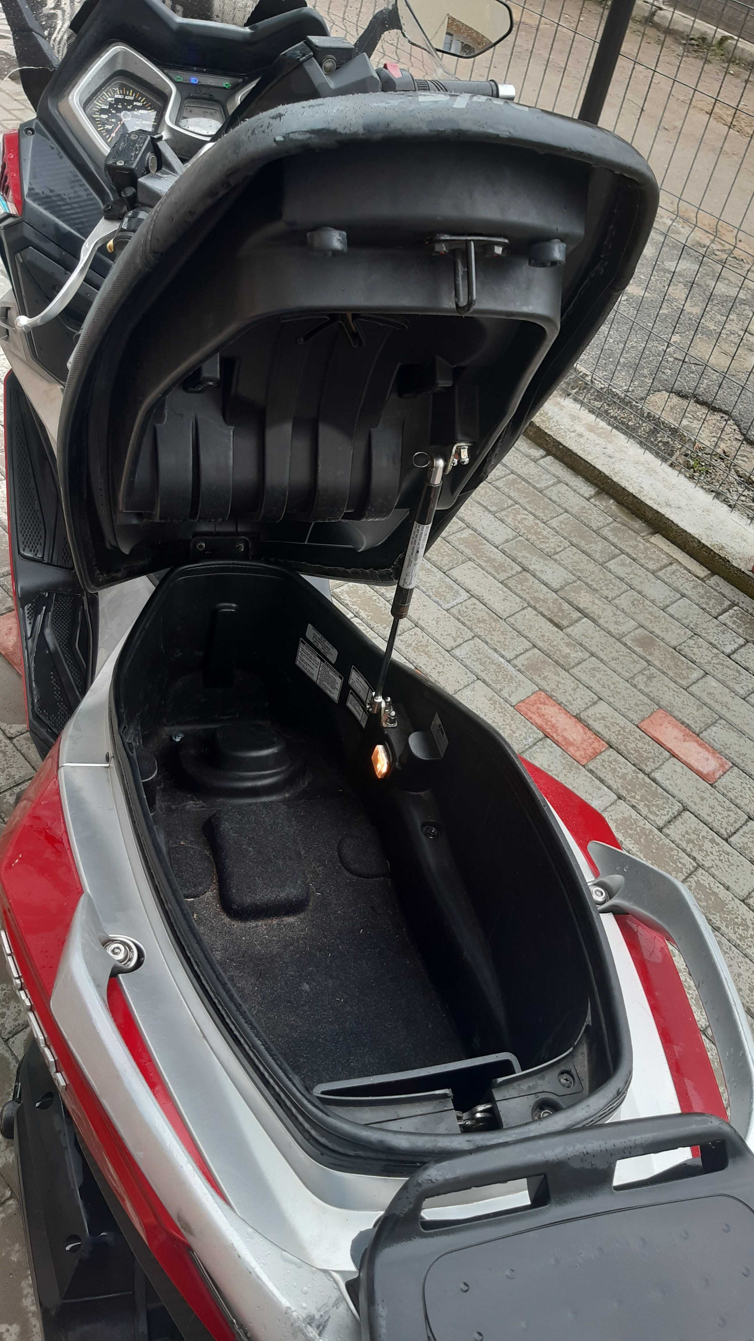 Scuter Sym Cruisym 300