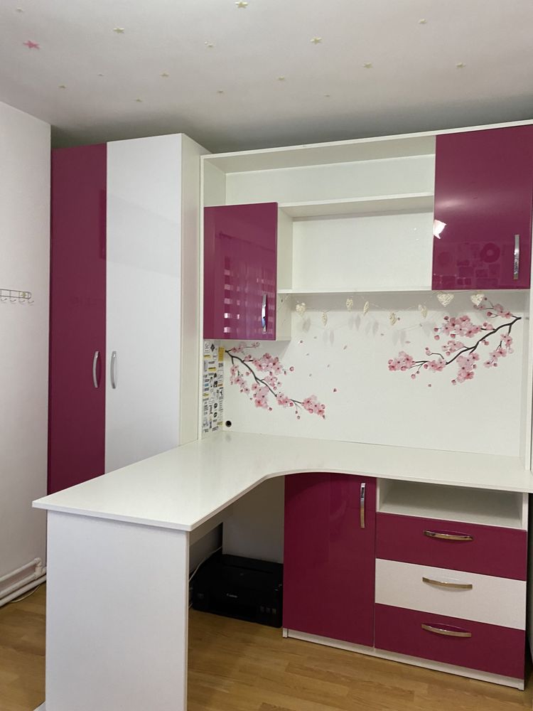 Set mobila dormitor roz/alb lucioasa