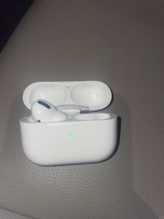 Продавам air pods 3 pro, едната слушалка е загубена