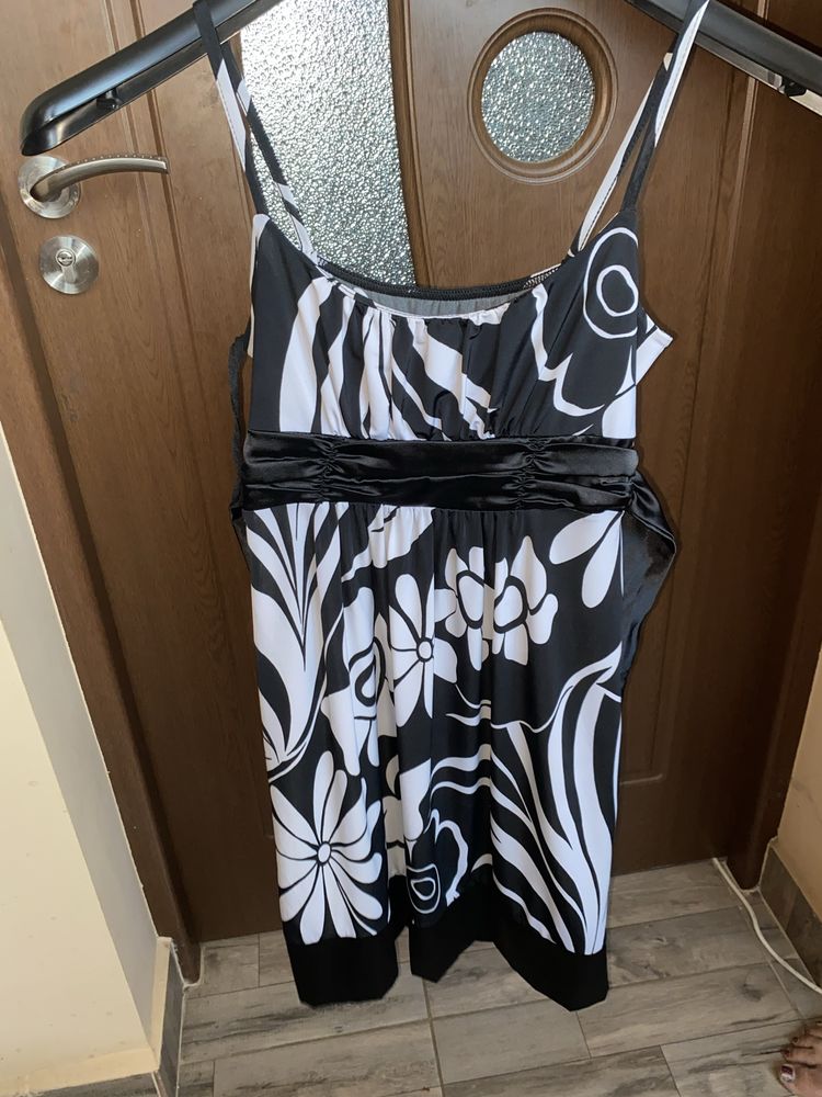Rochie alb cu negru, cu imprimeu floral de dimensiuni mari.