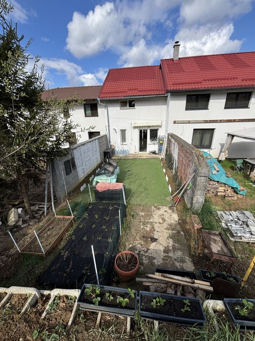 Casa de mijloc dintr-un triplex