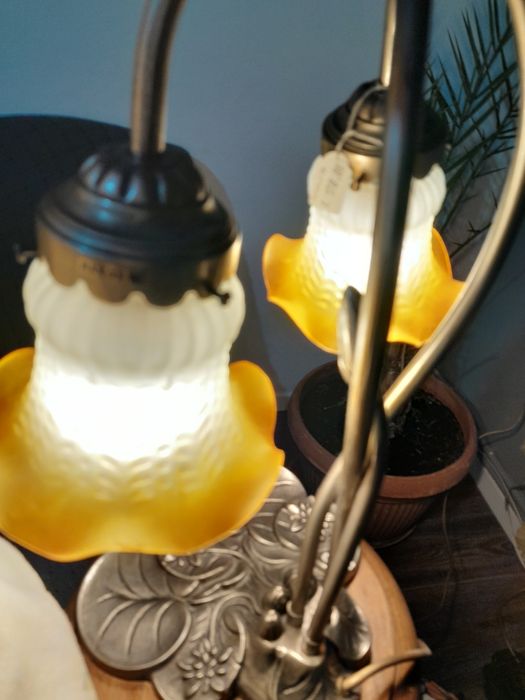 Lampa cu abajur din sticlă stil Tiffany