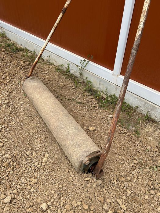 Градински валяк. 1м ширина. 20см диаметър. Плътен. Много тежък.