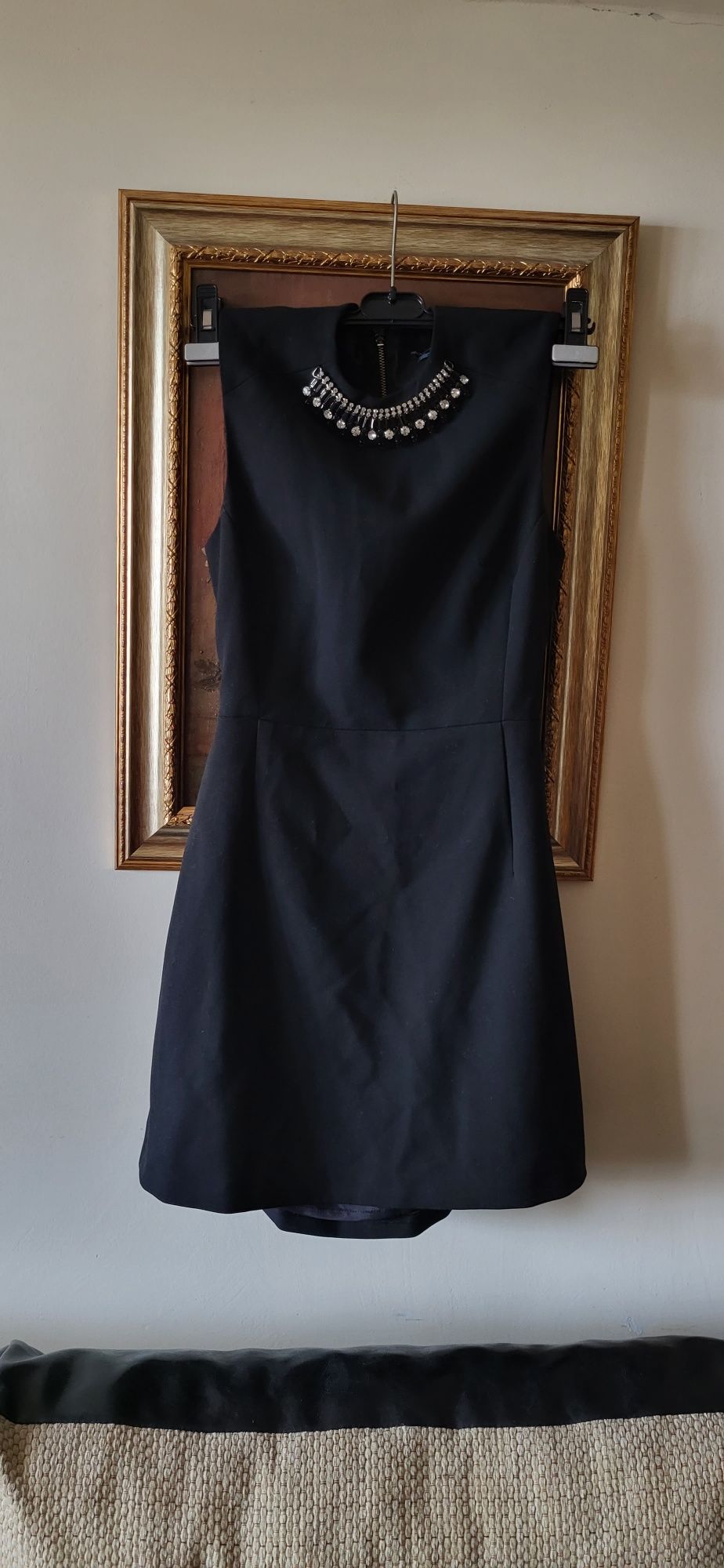 Rochie French Connection scurta neagra cu colier