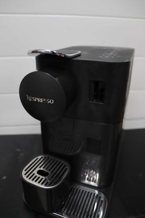 Кафемашина Nespresso De'Longhi EN510.B Lattissima Shadow Black