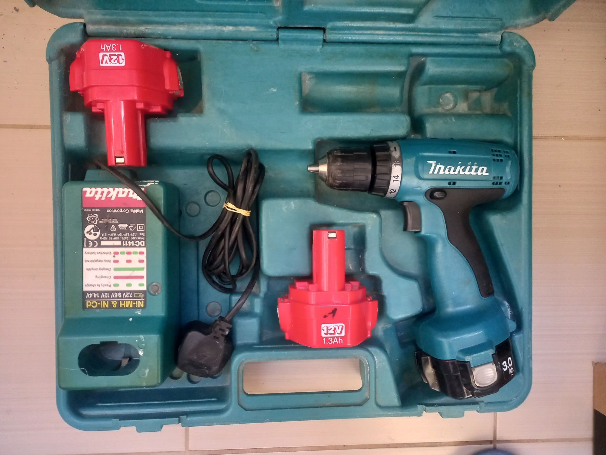 Винтоверт Makita 12V с 3 батерии, куфар