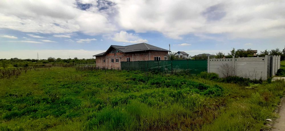 Casă la roșu + teren 1300mp.