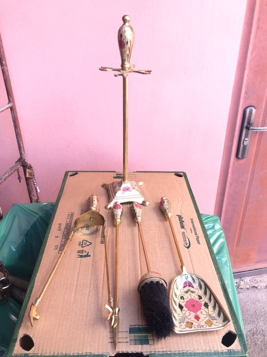 Suport cu unelte de pentru semineu,din bronz cu intarsii