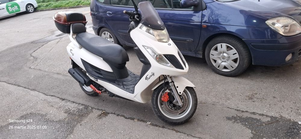 Scuter kymco 49 de cm patru timpi dar e foarte bună