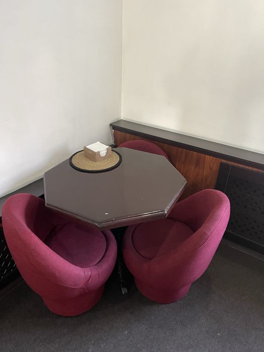 Дарю диван  и пуфики