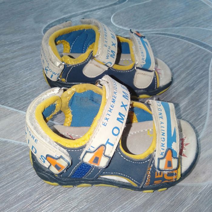 Продам сандалики 20р