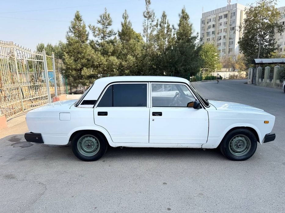 Lada Vaz 2107 oq rangda 2006 yil ishlab chiqarilgan metan gaz 90 litr
