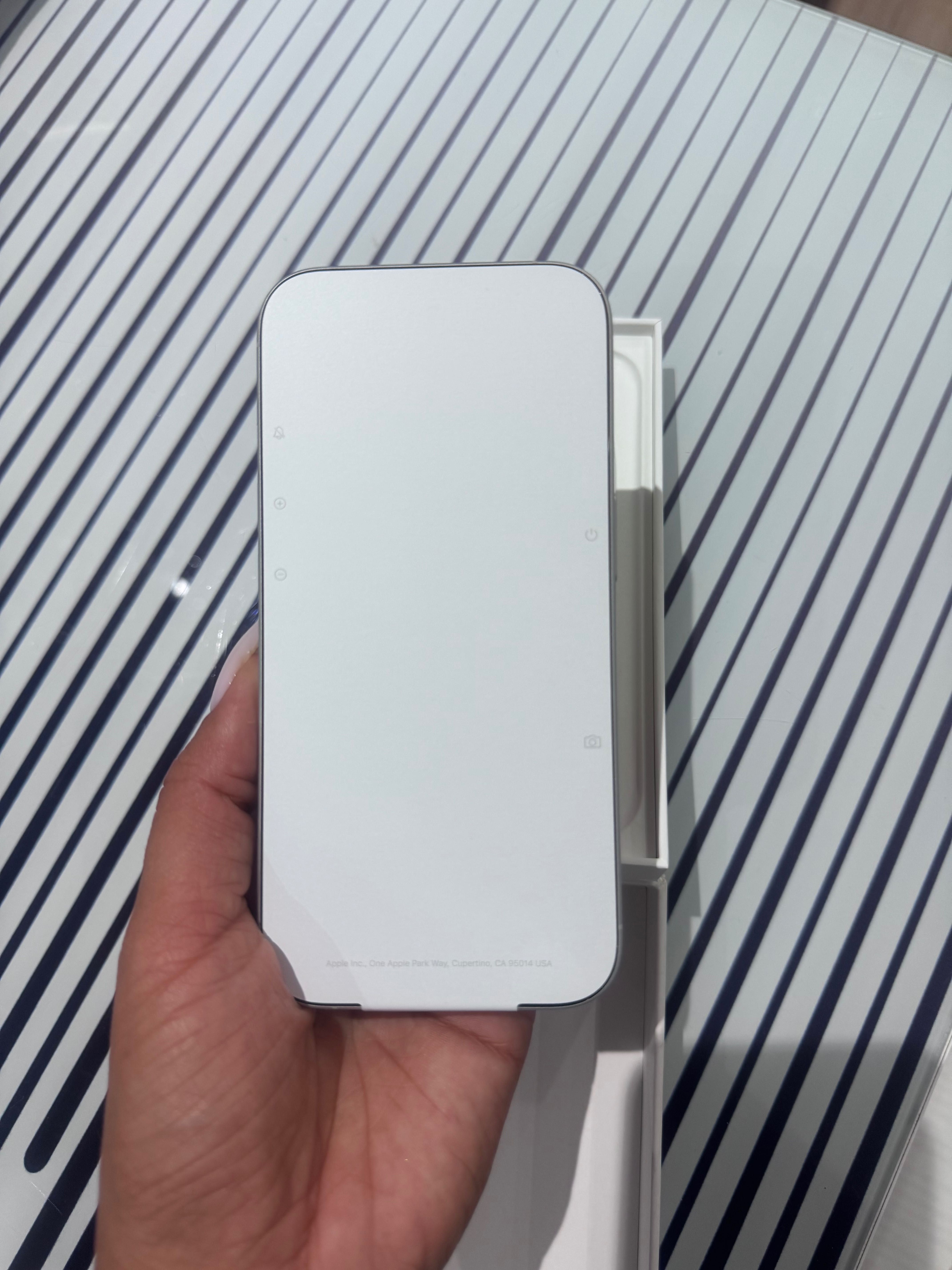 Iphone 16 white чисто нов