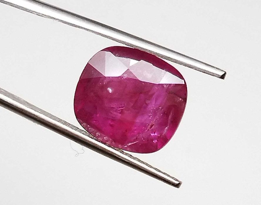 Пурпурно червен естествен рубин с рядка големина 4.26кт! Сертифициран!