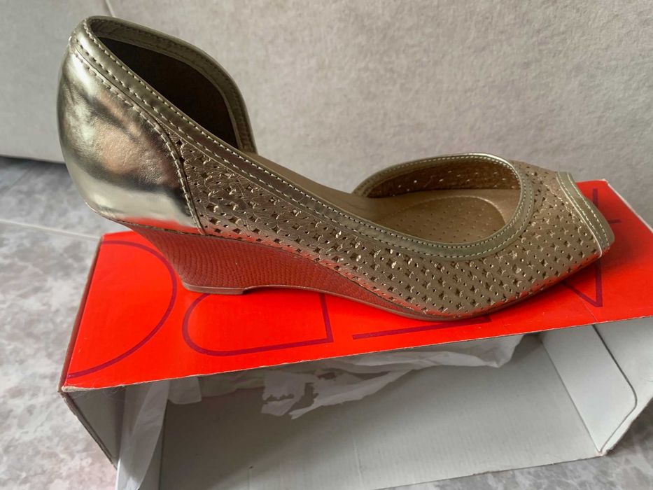 Продавам чисто нови, висок клас обувки от ест. кожа 39 номер