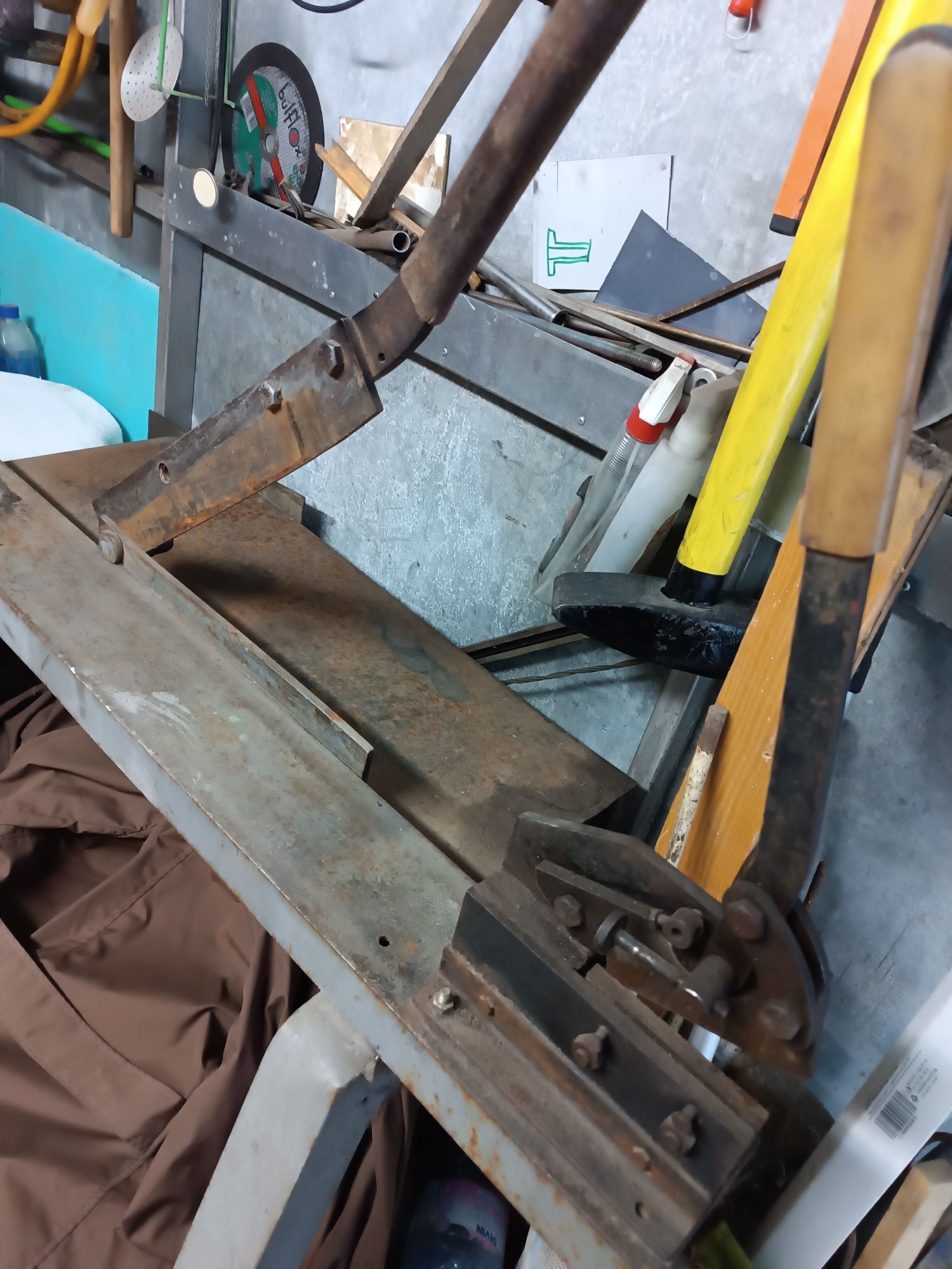 Продавам тенекеджийски ножици.