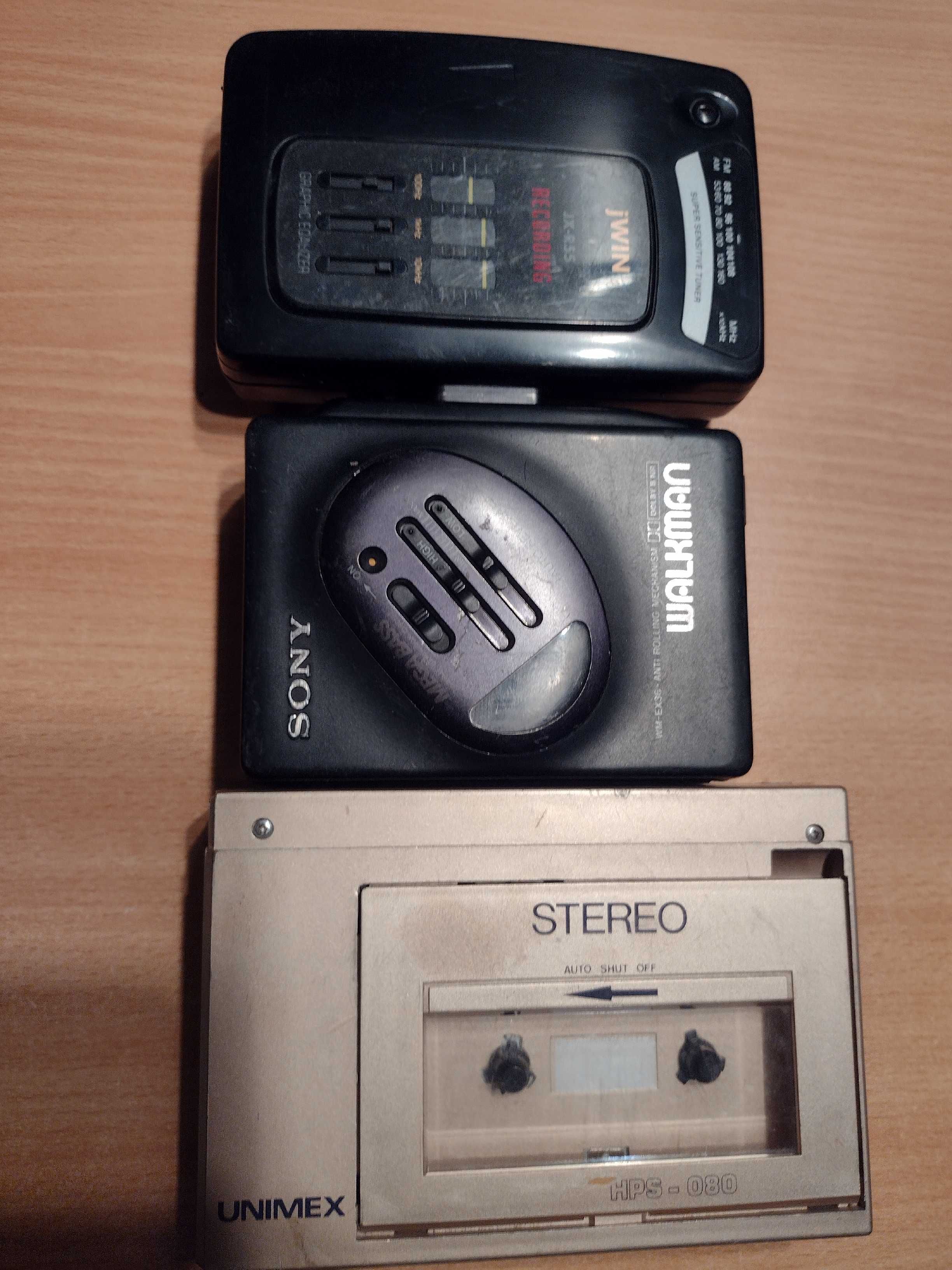 Pentru colecționari, 3 walkman-uri