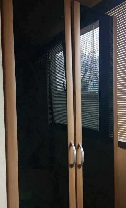 Двукрилен гардероб със затъмнени огледала на вратите