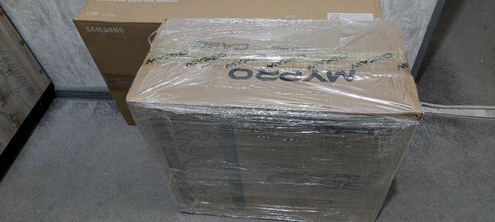 Компиютер янги ишлатилмаган йиғилган турибди.