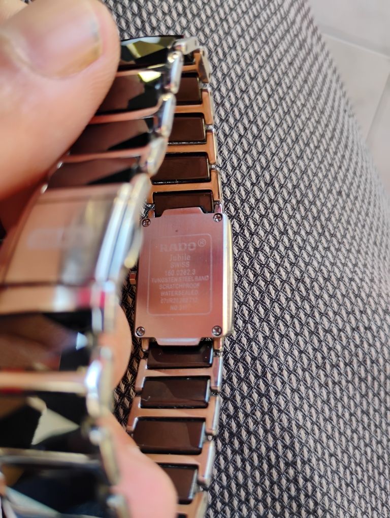 Продавам дамски часовник RADO
