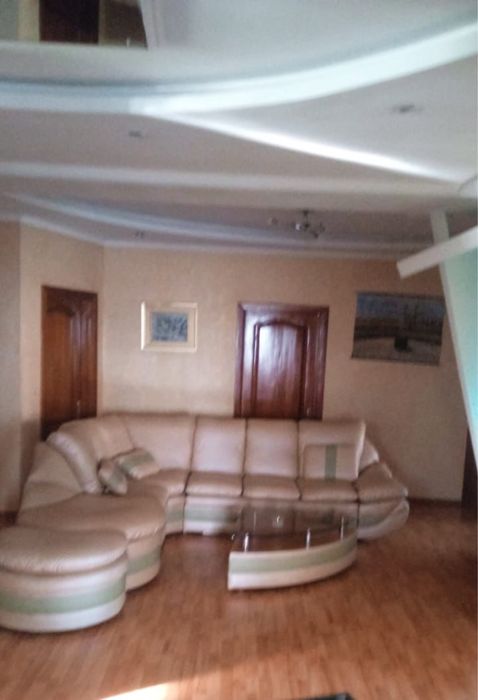 Продам  Диван кожанный  в хорошим состояний