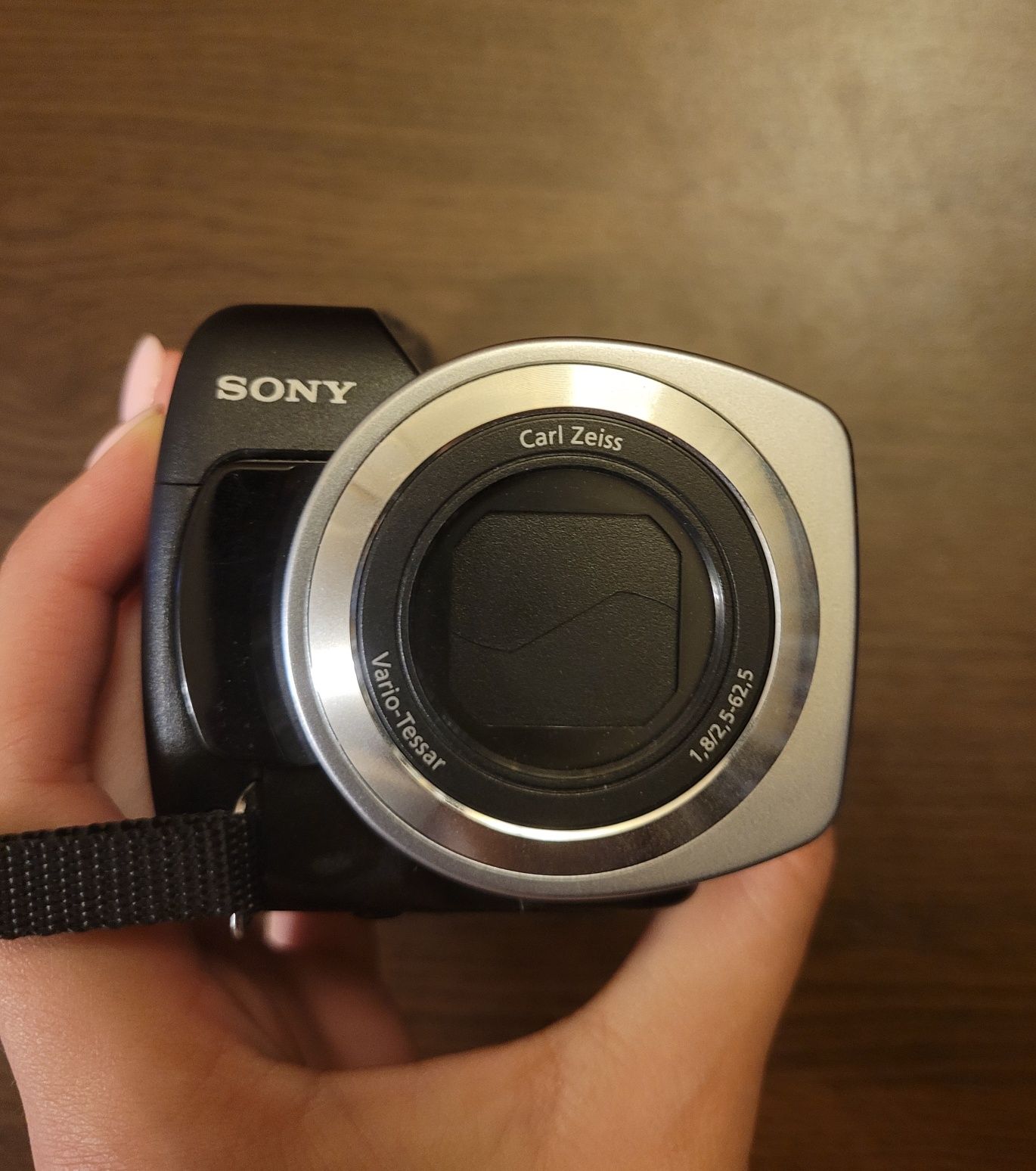 Камера Sony DCR-SR85E