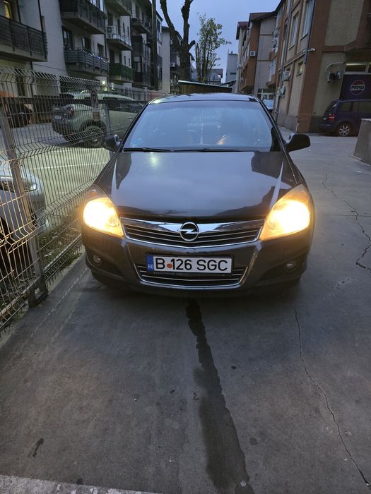 Vand Opel Astra H Sedan 1.6 benzina 116 hp An 2011