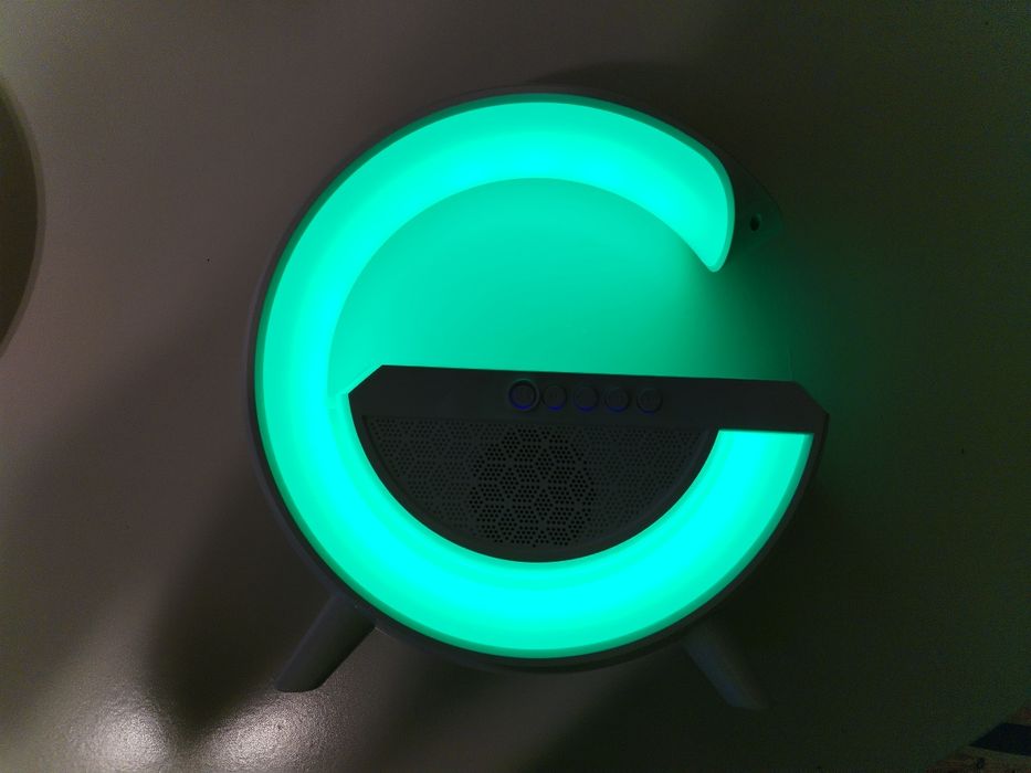 Lampa LED, radio, încărcător wireless și boxa bluetooth