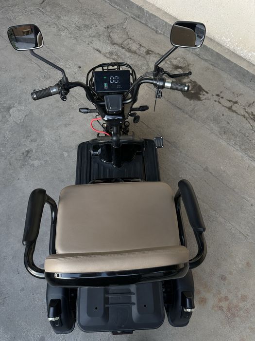 Elektro skuter 3oyoqli 60-70km yuradi bitta zaryadda tezligi 25