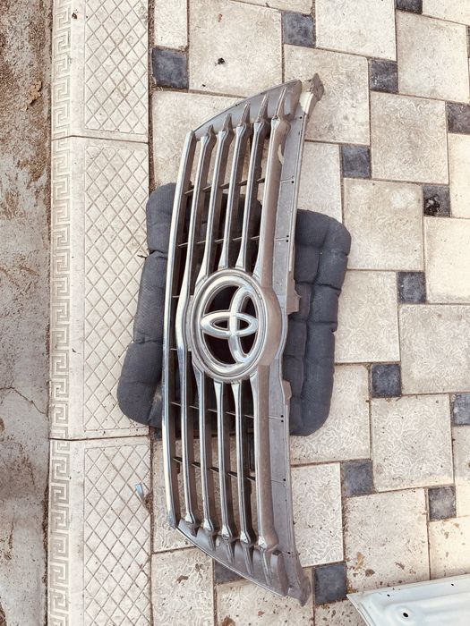 Продам рещетка на Toyota camry 50