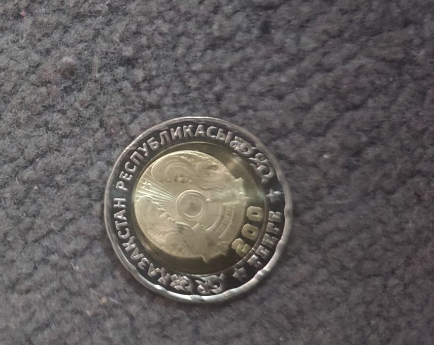 Продам монету 200